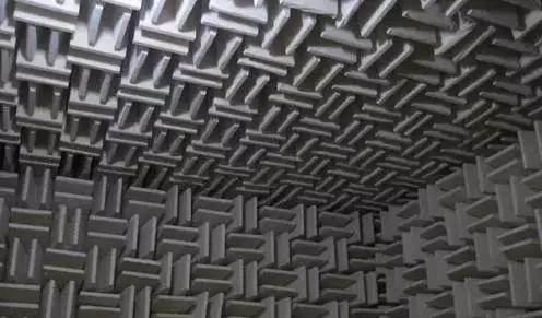 消音室是通過什么消音的？